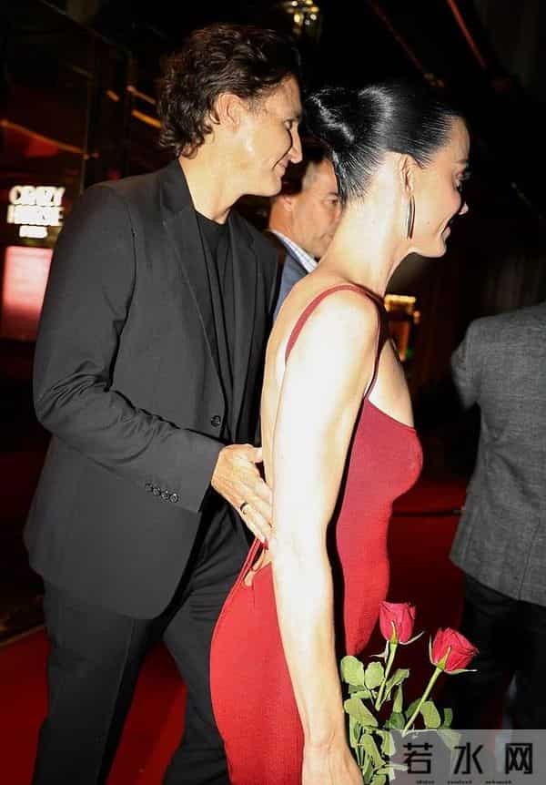 水果姐穿吊带红裙满脸堆笑,牵手大13岁加拿大前总理,满面春风