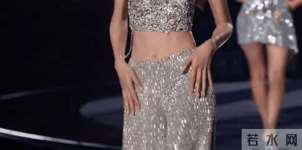 杨幂穿透视装参加2025年维密大秀！刘雯太保守了，没有穿比基尼