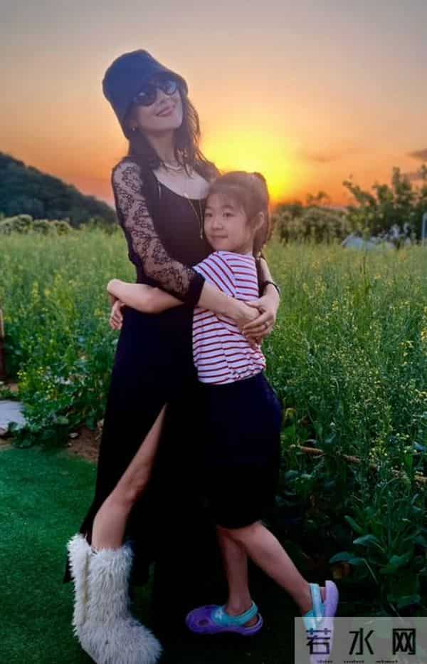 混血基因的“弊端”出现了，47岁刘烨老来俏，让儿子诺一尴尬了