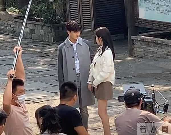 矮个男星虚报身高，穿高跟鞋、踩箱子，跟女明星同框就原形毕露