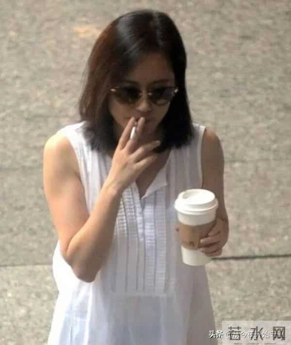 被拍到的明星抽烟大盘点！胡歌邓伦井柏然陈晓在列，还有倪萍！