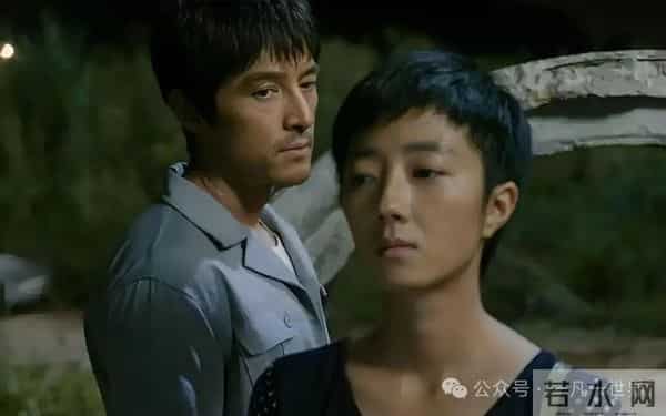 无需滤镜，也不见伤疤，43岁的胡歌依然是无数影迷心中的白衣少年