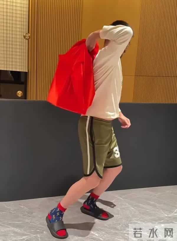 杨子姗晒老公吴中天扮圣诞老人给女儿送礼物，2岁女儿软萌很可爱