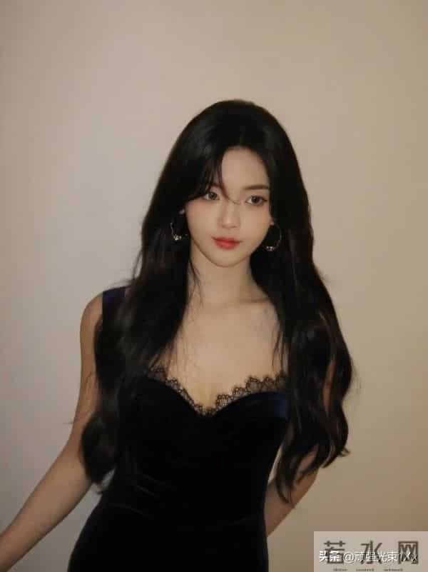 杨超越蕾丝边显得好性感