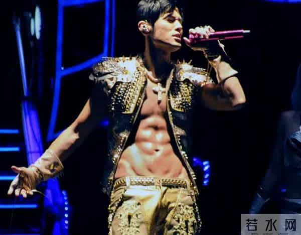 周杰伦!超3200万人看9年前演唱会,网友:他的腹肌,我的青春!腾讯成最大赢家,线上演唱会已变流量利器