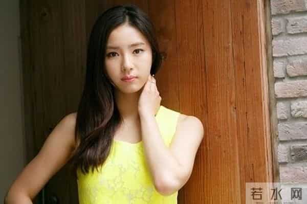 出道获顶级资源仍不火，被称为票房毒药，后因为贫困家庭捐款圈粉