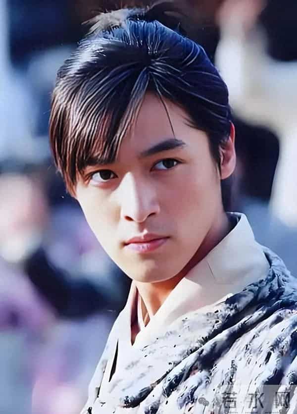 无需滤镜，也不见伤疤，43岁的胡歌依然是无数影迷心中的白衣少年