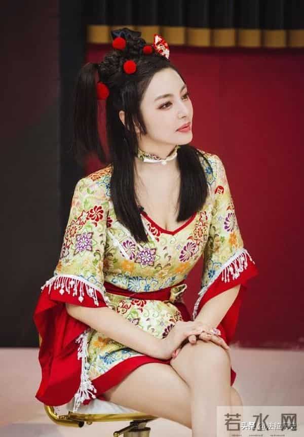 “露奶装”，“开裆裤”，大街上的牛鬼蛇神，演绎现实的罗刹海市