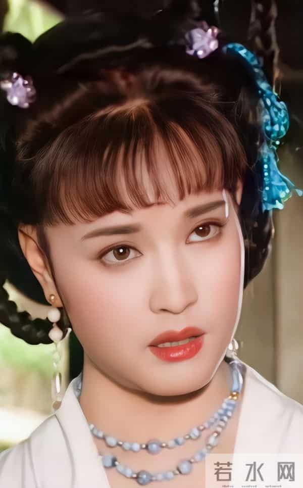 40岁不愿演妈、70岁扮少女、整容、硬凹性感…她们的不服老真尴尬