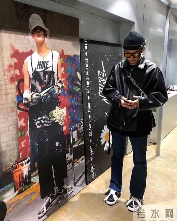 让她们美出天际的包包，居然赢在一根“条”上？