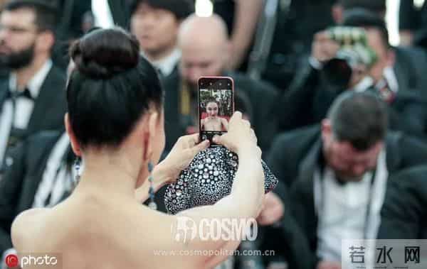 OMG - 把戛纳红毯走成田径比赛,她有真功夫