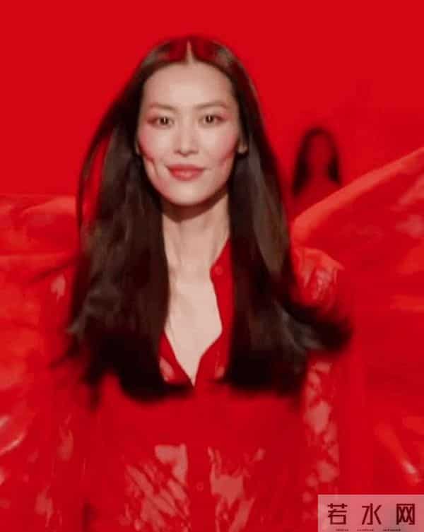 杨幂穿透视装参加2025年维密大秀！刘雯太保守了，没有穿比基尼