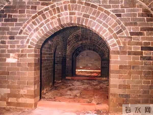 2005年,朱元璋儿子墓内发现6具少女遗骸,开墓门前出现一片白雾