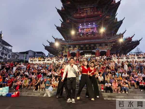 蒙山长寿阁广场抖音直播狂欢,陈雅森携手街头丐歌团队燃爆夏夜