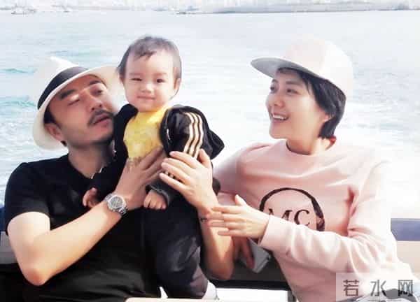 汪涵老婆罕晒儿子，7岁沐沐给妈妈织围巾，游泳获两块奖牌超优秀