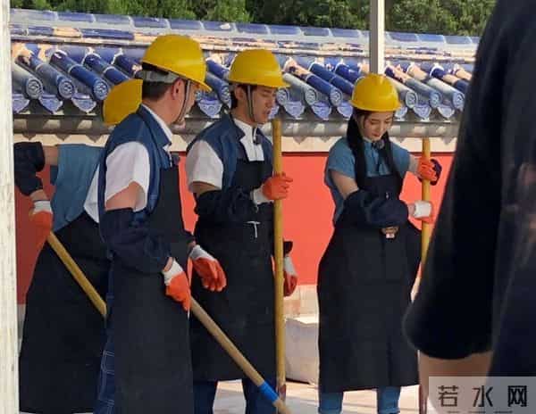 杨幂冯绍峰合体录综艺 两人戴安全帽合作笑容不断