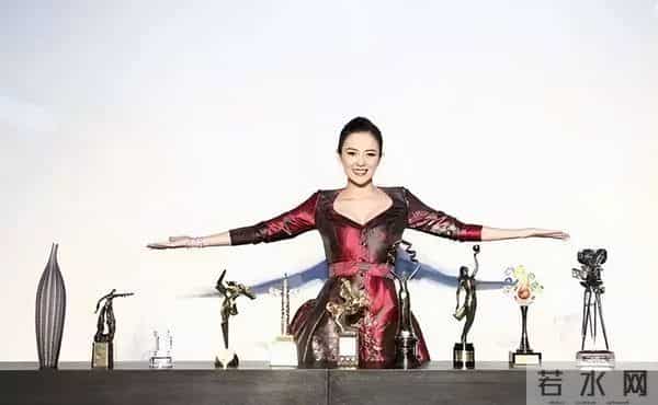 穿肚兜领奖，给成龙“接提子”，章子怡的上位史远比你想得更精彩