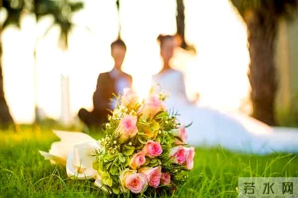 丈母娘哽咽给新娘喂了饺子，新郎秒变脸，网友：有眼力见！