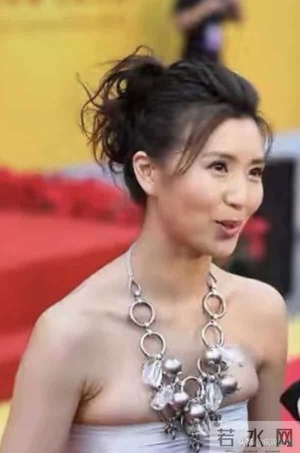 “万人迷”陈好年轻时可真拼，抹胸长裙勒出层层赘肉，真是够尴尬