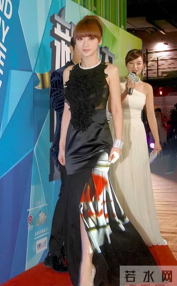 柳岩大胆挑战真空透视裙,看到她转身那刻,网友:这身材犯规了!