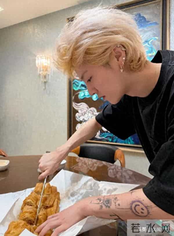 鹿晗晒8000万豪宅内景,用60万音响880纸巾盒,故意露膝盖引争议