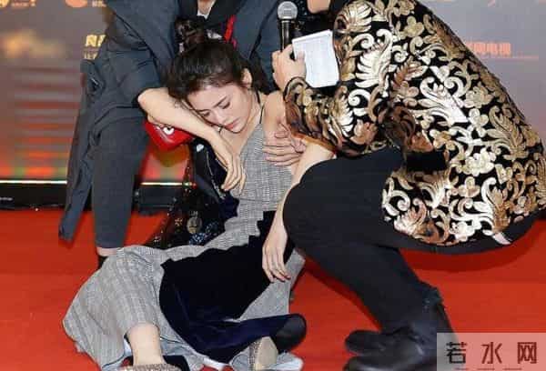 红毯尴尬瞬间：女明星肩带崩断，裙下走光社死现场！
