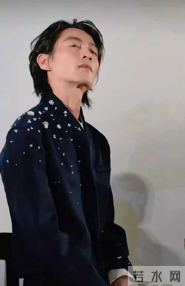 陈晓瘦成纸片人，宣传现场体力不支直喘粗气，看题板要眯眼驼背