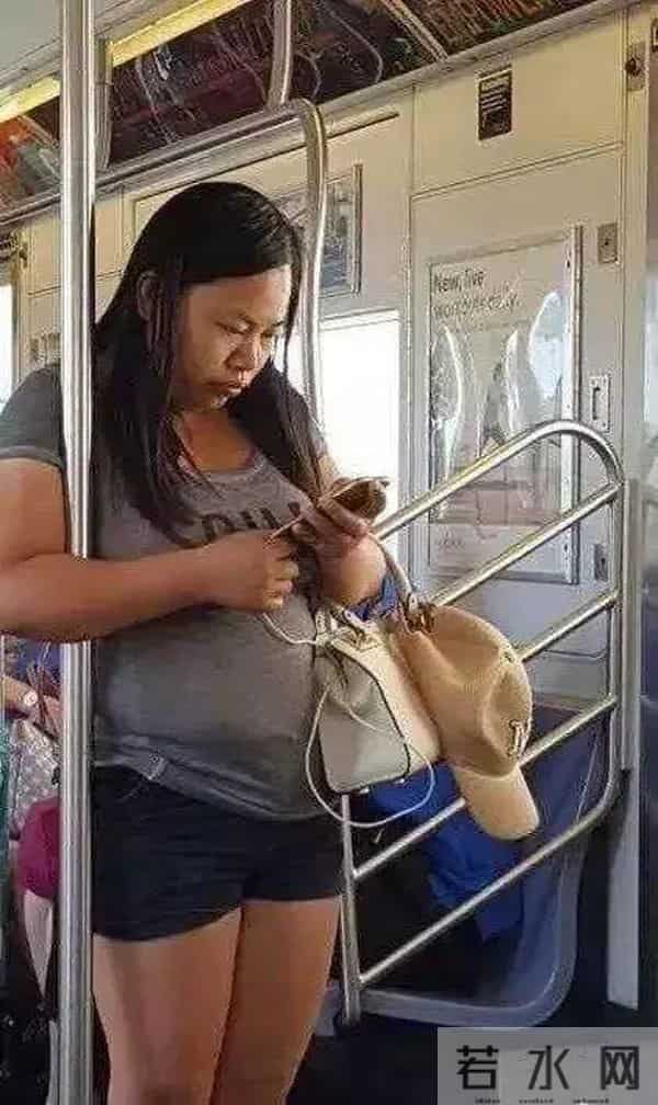 逃往美国10年后,凤姐首次露面:醒醒吧,什么网红