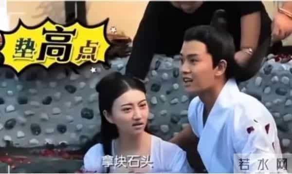 难怪电视里只有上半身，镜头下移后，是不能看的尴尬全景