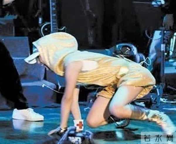 明星出丑尴尬一幕 你还敢这么穿么?