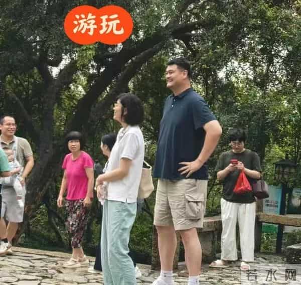 姚明一家游苏州太湖,15岁女儿打扮太老气,岳母出镜瘦又高超170