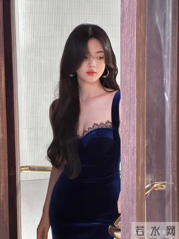 杨超越蕾丝边显得好性感