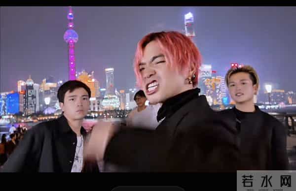 上海外滩惊现“云南版BigBang”《Fantastic Baby》魔性翻跳太炸！