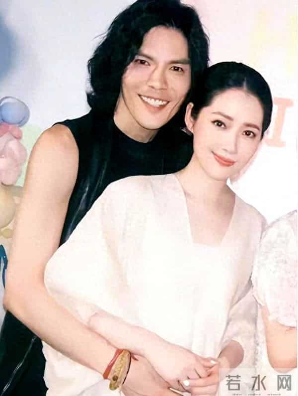 郭碧婷在家自拍曝光内景！面积小装修简单显拥挤，41岁长不少白发