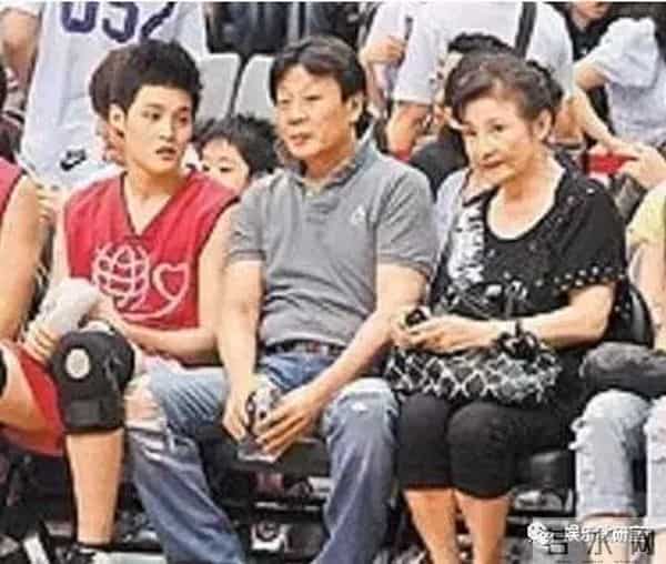 出生军人家庭,出道就演男一号,一夫两妻多年,儿子帅气长这样