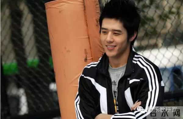 他是霍建华好友,朴信惠和他吻戏直呼紧张,曾和鬼鬼陷三角恋