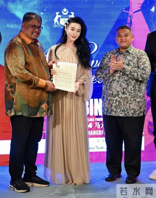 44岁范冰冰马来西亚惊艳亮相！一袭粉裙显贵气，与富豪热聊引猜测