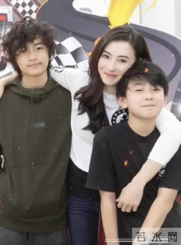 2010年，张柏芝挺着大孕肚，四肢纤细胖到180斤，依旧美的不像话