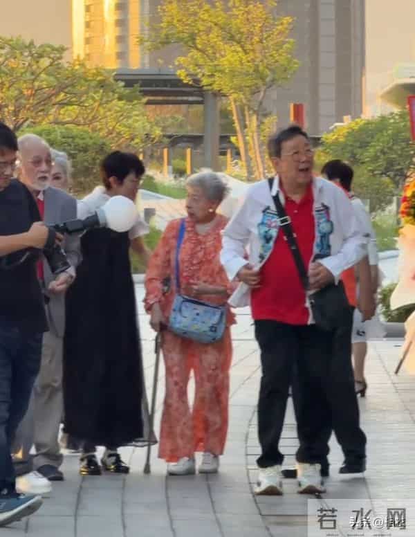 老戏骨同框合影，75岁邵音音整容脸太抢镜，遭嘲多年依然自信大方
