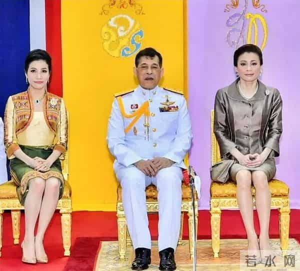 苏后穿衣从土变洋的转变,是这位高人的功劳,礼服穿完还有大用场