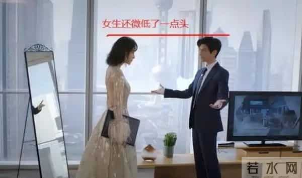 矮个男星虚报身高，穿高跟鞋、踩箱子，跟女明星同框就原形毕露