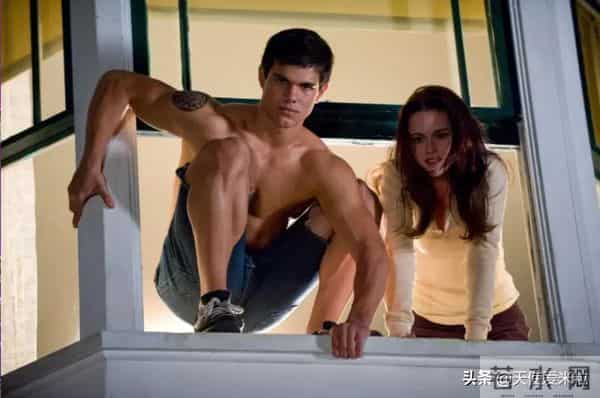 “狼人”泰勒·洛特纳低调订婚,《暮光之城》三主角如今怎样了?