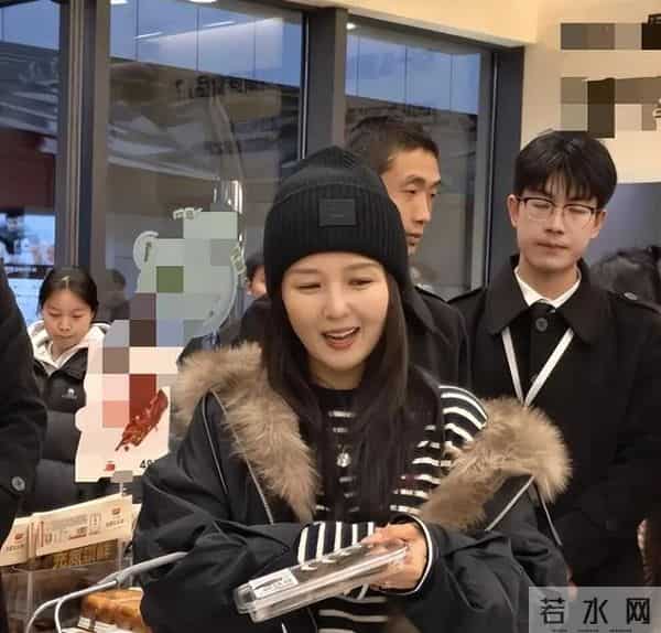 39岁何洁现身湖南长沙一家超市购物,个子又矮又胖,外形非常普通