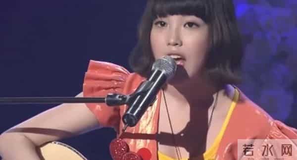 IU因长得丑被拒绝20次,如今成为韩国第一女solo,有人后悔了