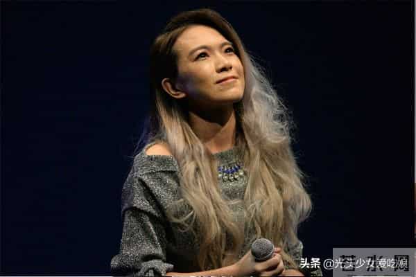 因《仙剑3》走红，变回女生打扮无人识，拖欠房租靠街头卖唱为生