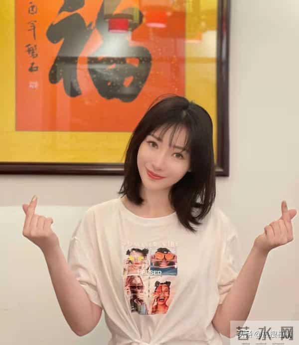 柳岩和男友在睡懒觉,突然门被打开,男友妈妈要教柳岩做辣椒炒肉