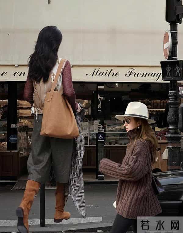 秋冬很火穿搭,毛领短外套+灰内搭+深灰阔腿裤,是“都市精英模板