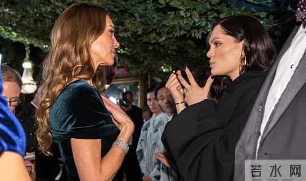 威廉王子在皇家综艺汇演前对凯特做出亲密举动被拍到,画面曝光