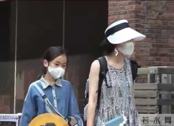 韩寒老婆女儿罕见露面，穿长裙配短发气质好，9岁小野眼睛真像爸