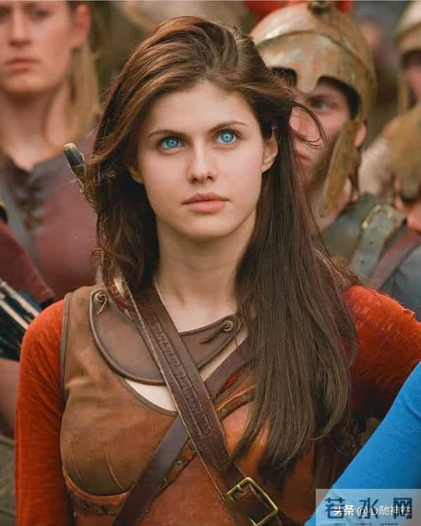 她能一眼望穿你灵魂深处，任何穿搭在她身材和眼神面前都黯然失色